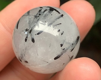 Naturalna czarna kula kwarcowa z turmaliny/Czarna rutylowa kula kryształowa/Kryształ turmalinu/Nieprzewiercona biżuteria z turmalinu/Kwarc medytacyjny/25 mm