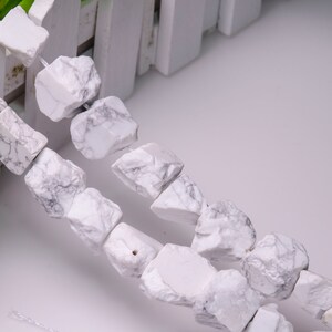 Full Strand Bianco Turchese Grezzo Grezzo Pietra Naturale Centro Perforato Cristallo Guarigione Pietra Punti / Perline per Gioielli Fare Fortuna Regalo, Howlite