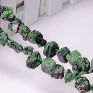 Full Strand Ruby in Zoisite Raw Rough Natural Stone Center Drilled Crystal Healing Stone Points / Perline per gioielli Fare fortuna Regalo