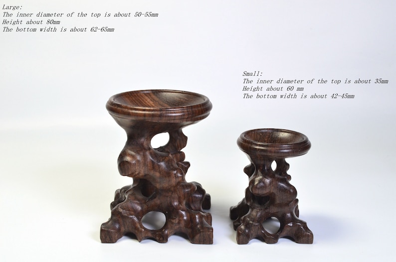 Op de afbeelding: Twee houten display stands, een grote en een kleine, met ingewikkelde houtsnijwerk. De grote stand is ongeveer 20 cm hoog en de kleine stand is ongeveer 15 cm hoog.