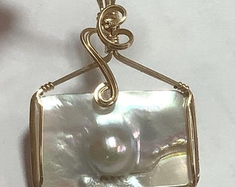 Rainbow colors gorgeous white American Dome Pearl pendant set in gold. Rare old stock from the Latendresse Pearl Farm in Tenn.  Thick nacre.