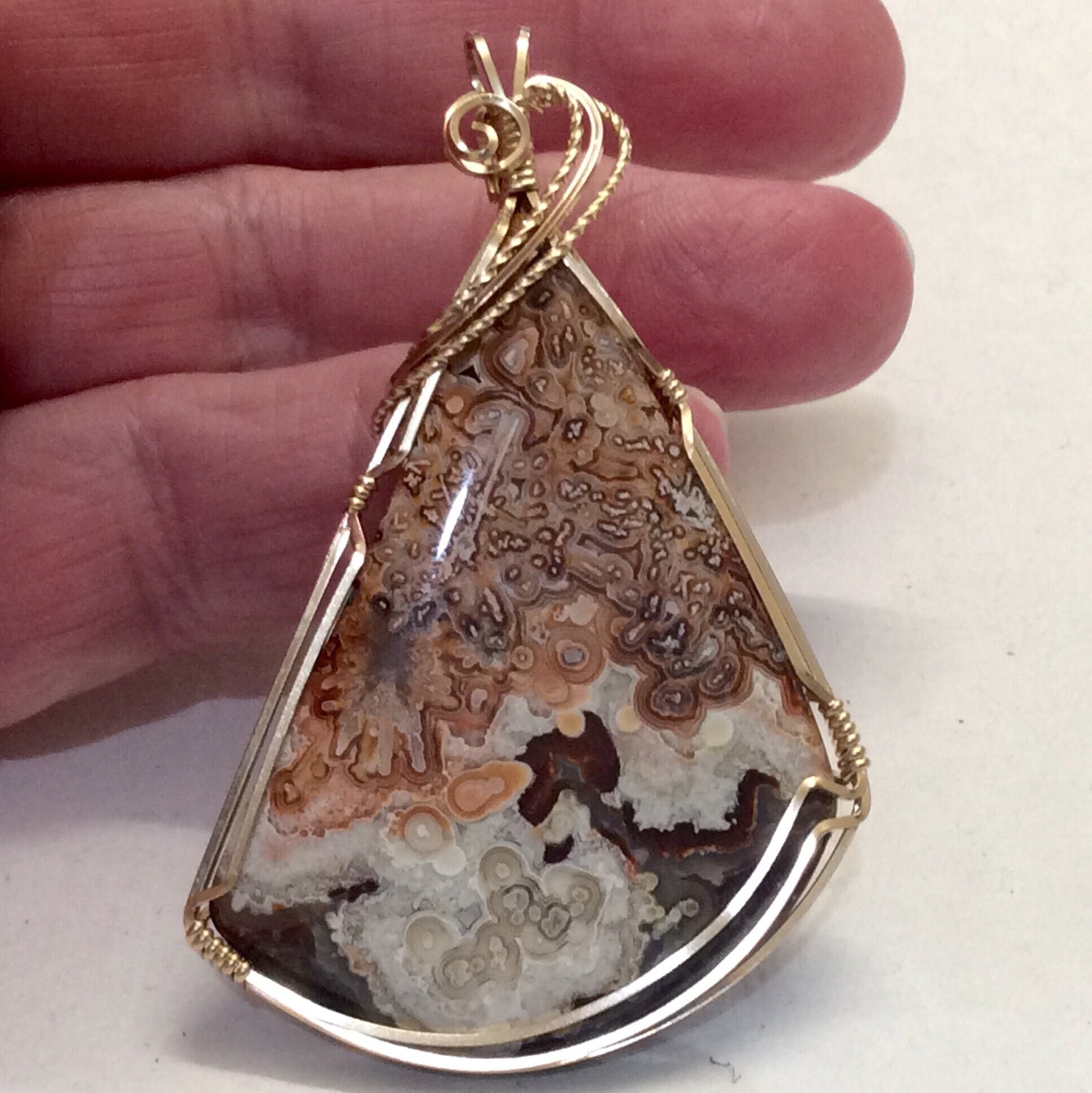 Grand pendentif en dentelle mexicaine/Crazy Lace Agate #260 serti en or.