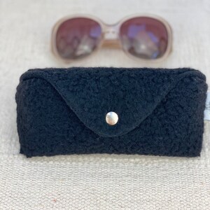 Brillenetui Flauschige Etui Brillenetui aus Teddystoff Kupferfarbe Beigeetui Geschenk für sie Tasche für die Brille Schwarz