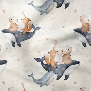 Könnte beinhalten: Ein skurriles Stoffmuster mit Aquarellillustrationen von Walen, Bären, Füchsen und Kaninchen. Die Tiere reiten auf dem Rücken von Walen, mit Sternen und einem weichen, verträumten Hintergrund. Die Farbpalette umfasst Blau-, Braun- und Pastelltöne.