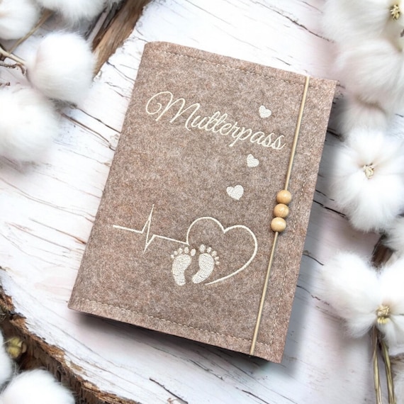 Mutterpasshülle • EKG Herzlinie Baby Füße • Filz • Holzperlen • Umschlag Mutterpass • Mutterpass • Mutterpass Hülle • Mamapass
