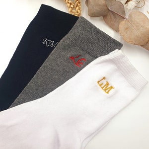 Calcetines con iniciales personalizados - Letras bordadas en calcetines de algodón - regalo para él, para hombre, para boda, testigo.