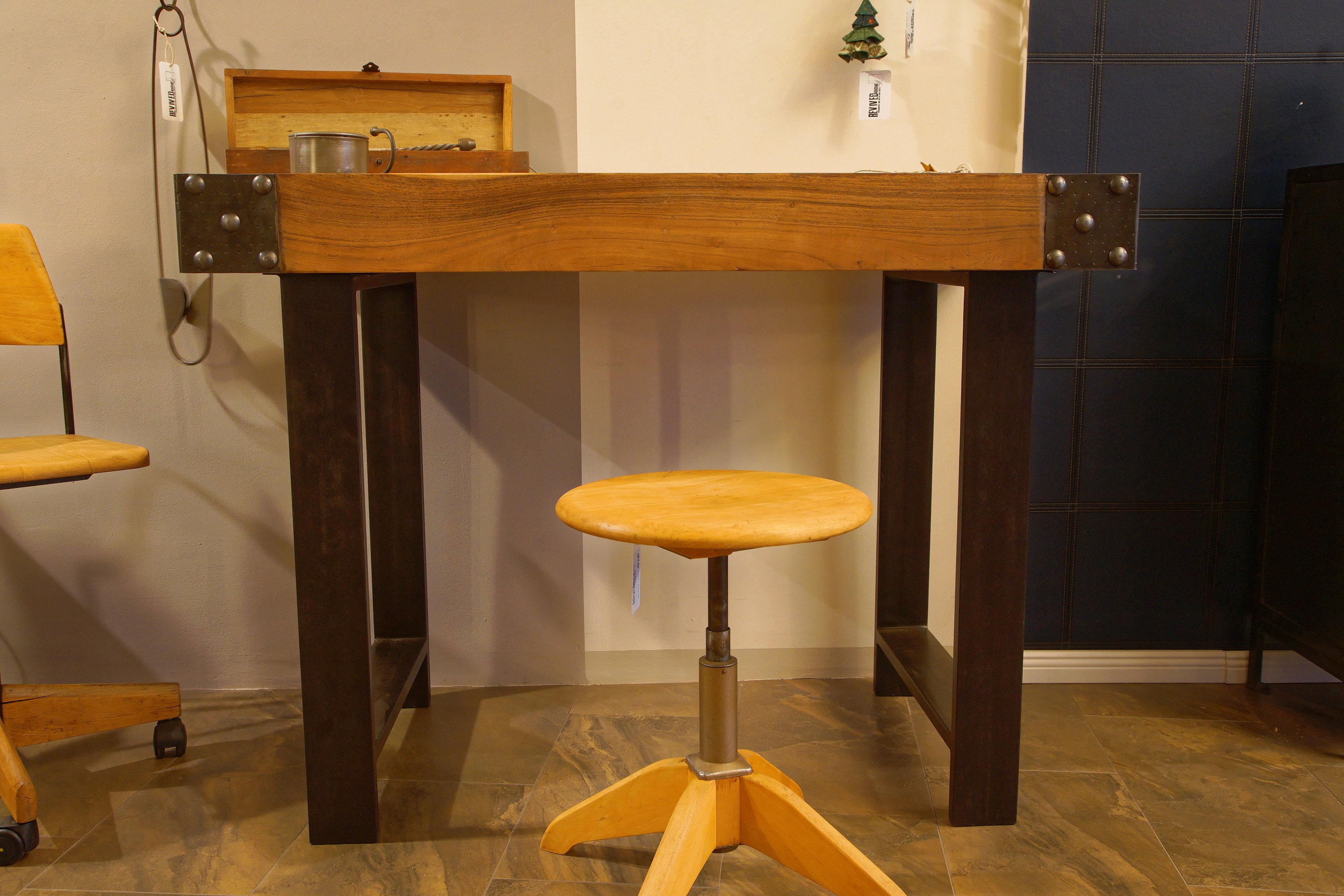 Schöner hoher Tisch aus altem Metzgerblock mit Metallbeinen | Etsy