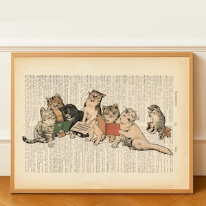 Könnte beinhalten: Gerahmter Druck mit einer skurrilen Illustration von mehreren Katzen, die sich versammeln, um Bücher und Noten zu lesen. Das Kunstwerk ist vor dem Hintergrund alter Wörterbuchseiten angeordnet, mit einer warmen, neutralen Farbpalette.