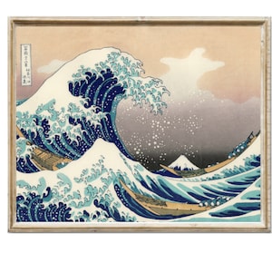 Könnte beinhalten: Ein Holzrahmen-Druck eines japanischen Holzschnitts, der eine große blaue Welle zeigt, die über drei Boote mit dem Berg Fuji im Hintergrund bricht. Der Druck ist auf Japanisch mit "神奈川沖浪裏" betitelt.