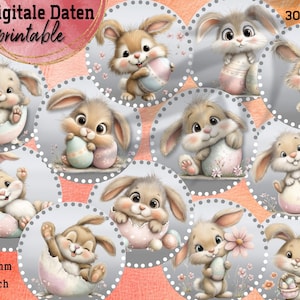 Könnte beinhalten: Digitales Printable mit entzückenden Cartoon-Hasen mit Ostereiern und Blumen. Jeder Hase ist in einer anderen Pose, in einem grauen Kreis mit gepunktetem Rand. Der Text "Digitale Daten printable" steht oben und "je 63 mm 2,5 inch" unten.