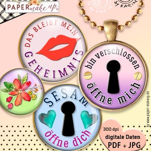 Puede incluir: Cuatro cabujones redondos de vidrio decorativos de colores con borde dorado. Los cabujones presentan un labio rojo, un diseño floral, una cerradura con el texto "SESAM öffne dich" y una cerradura con el texto "bin verschlossen öffne dich".