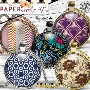Peut inclure: Cinq pendentifs ronds différents avec des motifs et des couleurs variés. Les pendentifs sont en verre et ont un cadre en métal. Les motifs comprennent des formes géométriques, des motifs floraux et des motifs abstraits. Les couleurs comprennent le violet, le bleu, le vert, le marron et le blanc. Le texte "digitale Daten" et "MUSTERBEISPILE" est visible sur l'image.