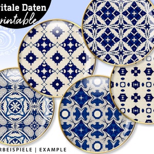 Könnte beinhalten: Vier bedruckbare Untersetzer in Blau-Weiß mit goldener Umrandung. Die Untersetzer zeigen geometrische Muster im Vintage-Stil.