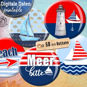Könnte beinhalten: Eine Sammlung von Buttons mit nautischem Thema, jeweils etwa 5 cm Durchmesser. Designs umfassen Segelboote, Leuchttürme und Strandbezogenen Text. Die Buttons haben rot, weiß und blau Farbschemata, mit dem Text "Beach" und "Meer bitte".