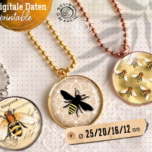 Könnte beinhalten: Drei Halsketten mit verschiedenen Anhängern mit Bienenmotiven. Die Anhänger haben einen Durchmesser von 25 mm, 20 mm, 16 mm und 12 mm. Ein Anhänger zeigt eine Vintage-Postkarte mit einer Biene, ein anderer zeigt eine Biene auf einem Mandala-Design und der letzte Anhänger zeigt einen goldenen Hintergrund mit mehreren Bienen.
