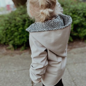 Jacke Softshelljacke Kinderjacke beige und innen leo oder gestreift Bild 1