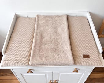 Babyerstausstattung Set Waffelpique beige I Wickeltischauflage WASSSERDICHT I mit extra knöpfbarer Wechselauflage I für jede Größe
