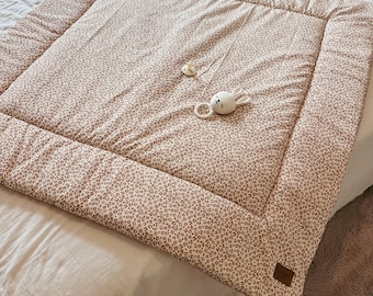 Laufgitterpolster, Laufgitterpolsterung,Krabbeldecke, Spielunterlage, Wickelunterlage, Babydecke mit 5cm dicker Vlieseinlage leo