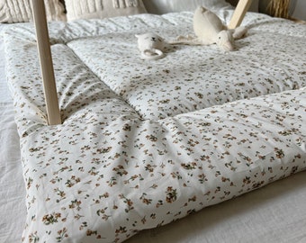 Krabbeldecke, Spielunterlage, Wickelunterlage, Babydecke mit 5cm dicker Vlieseinlage flowers