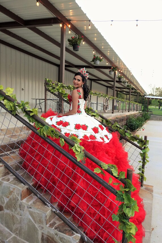 Vestido de Quinceañera Blanco con Rosas Rojas 2034 - Etsy México Vestido de Quinceañera Blanco con Rosas Rojas 2034 - Etsy México