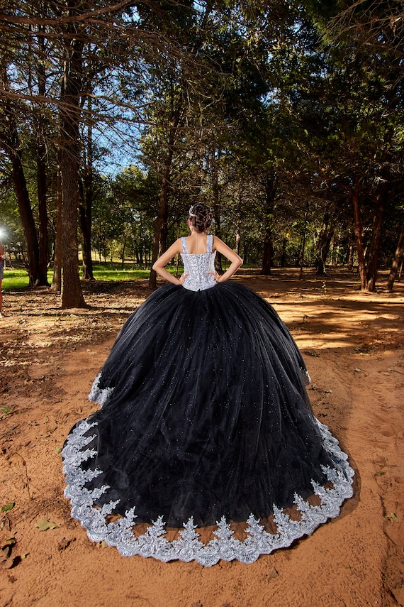 Vestido de quinceañera blanco y negro con tren2033 - Etsy México Vestido de quinceañera blanco y negro con tren2033 - Etsy México
