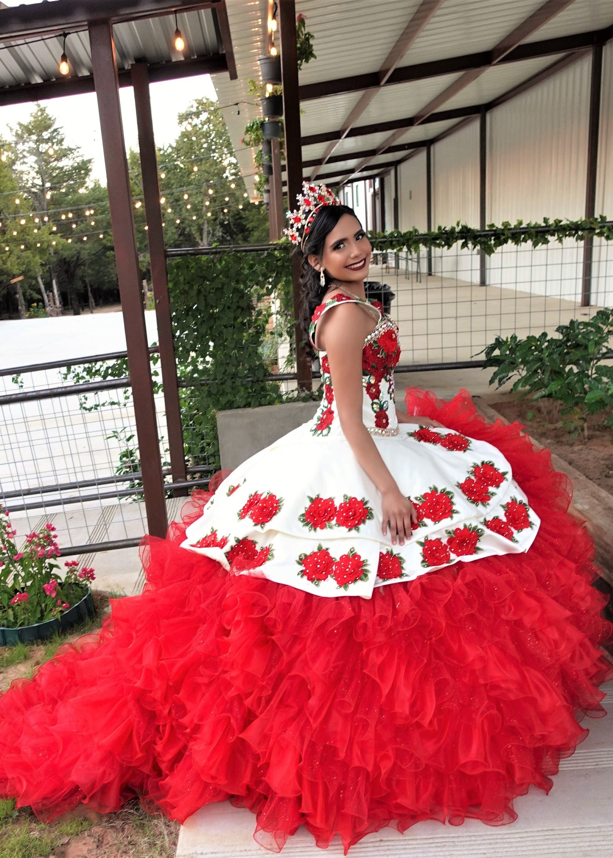 Visión general torneo sonriendo Vestido de Quinceañera Blanco con Rosas Rojas 2034 - Etsy México