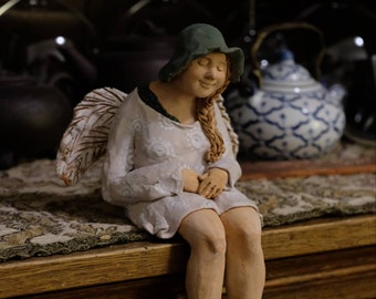 Angel Sitting III (beige)