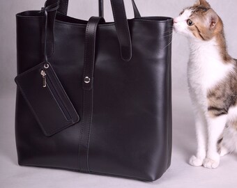 We have a cat on the bag point of CHIETI black leather