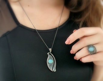 Iridescent eye - silver pendant with Ethiopian opal