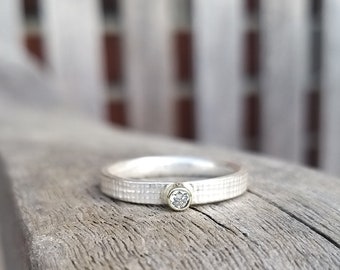 Silver engagement ring with a light structure and brilliant set in 18K yellow gold