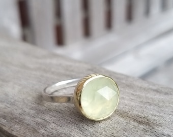 UNIKAT beautiful light green Prenith with yellow gold setting