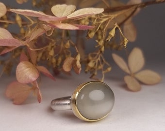 UNIKAT wonderful gray moonstone ring with yellow gold setting