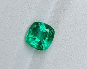Esmeralda natural, verde intenso. 1,42 ct. Sin tratamiento. Certificado disponible. Color excepcional. Esmeralda talla cojín CD1153.