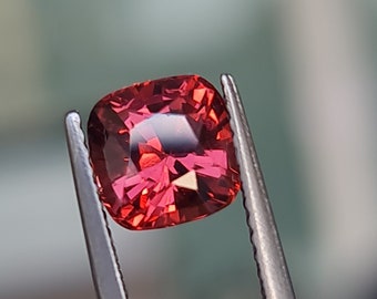 Natürlicher Rhodolith Granat, Vivid Pinky - lila, 1.85ct. Kissenschliff. CD844