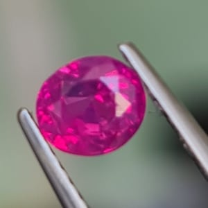 Natural Neon Pink Sapphire 0.97ct, Natural no heat, Vivid Pink, no treatment. Glows in sunlight. cd1285