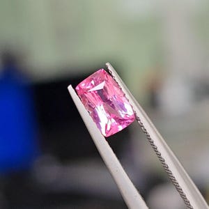 Natural Vivid Pink red Spinel, 1.00ct. No treatment. Cushion shape. b1689