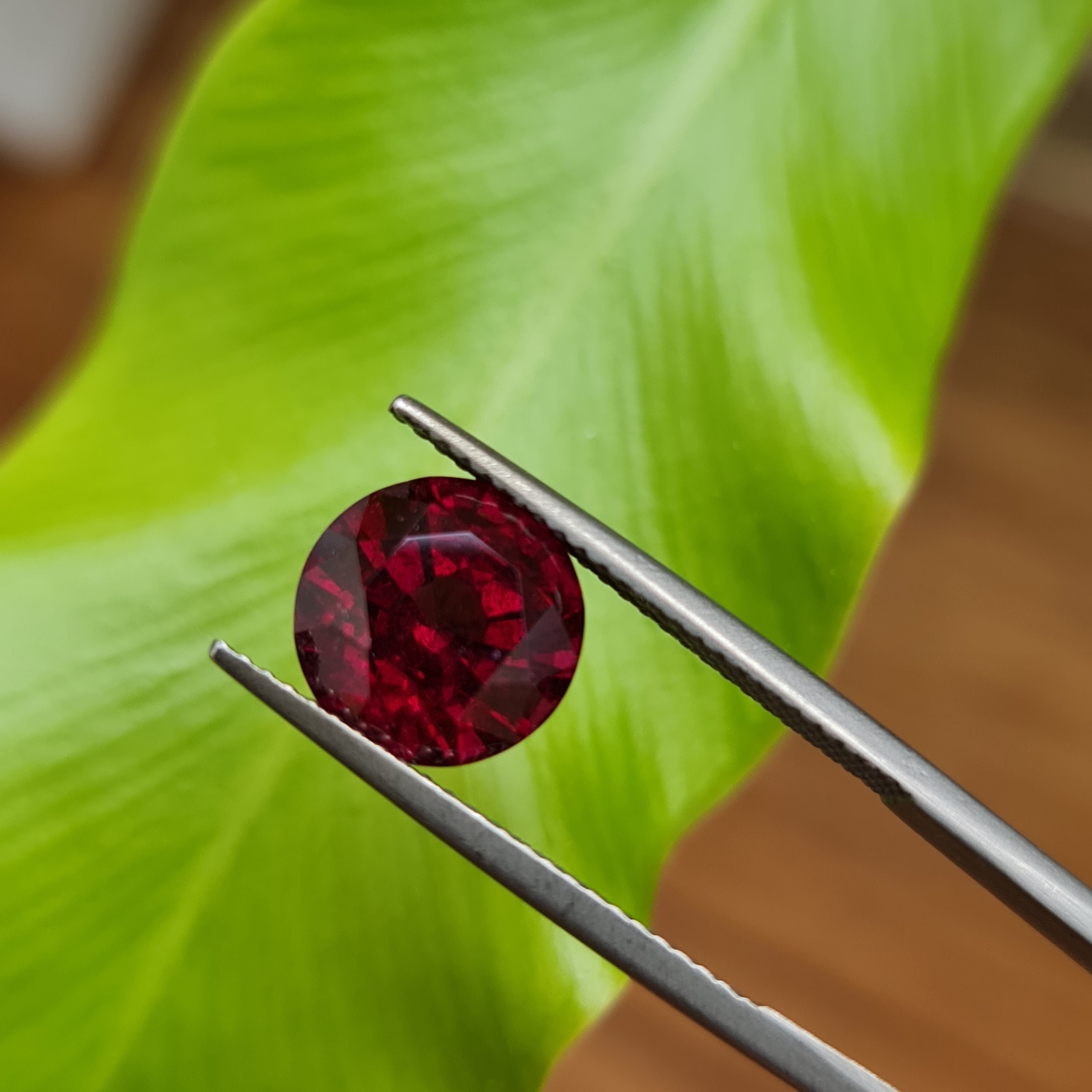 ガーネット、ディープラズベリーレッド、4.85カラット。希少な色