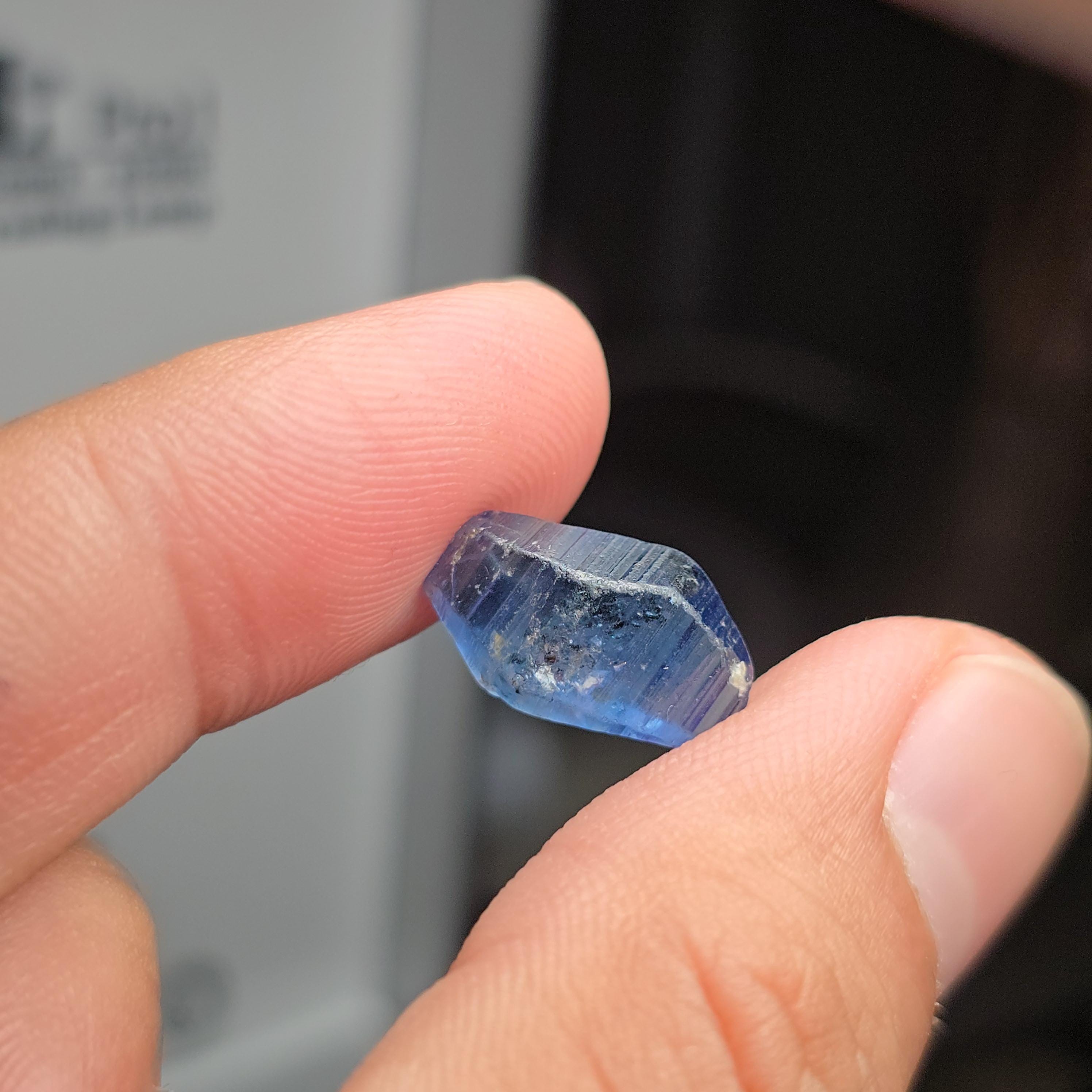 天然サファイア結晶標本。7.65 カラットのブルーサファイア