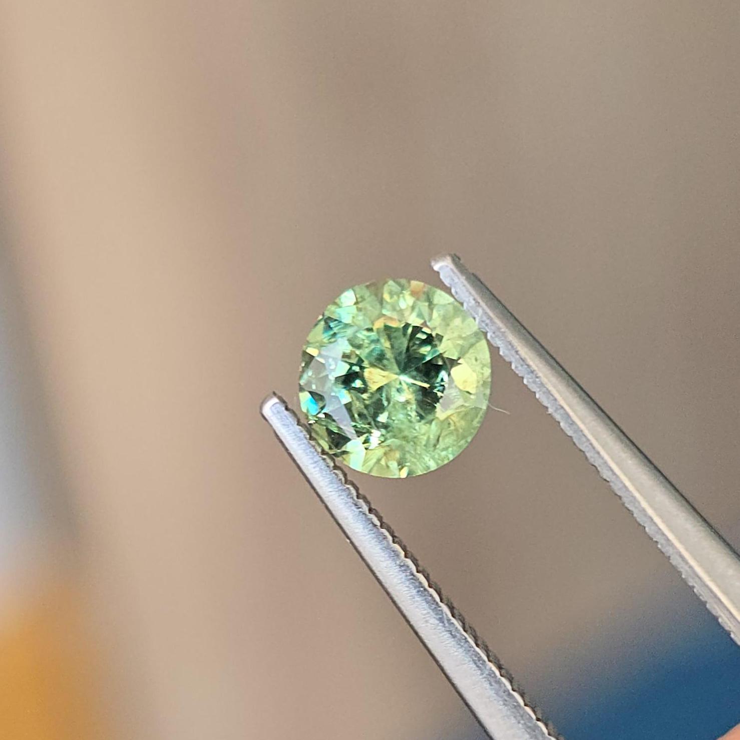 デマントイドガーネット、0.65カラット。鮮やかなグリーン。天然無処理