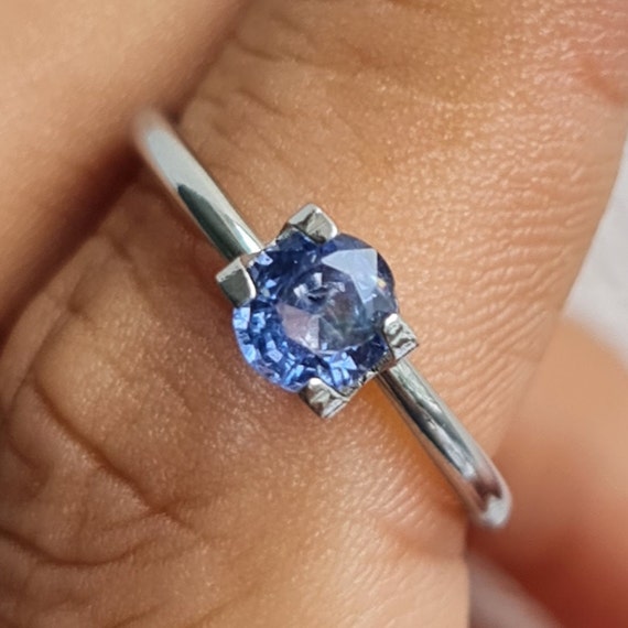多彩なスピネル ブルースピネル、0.63カラットのコバルトスピネル。天然、無処理