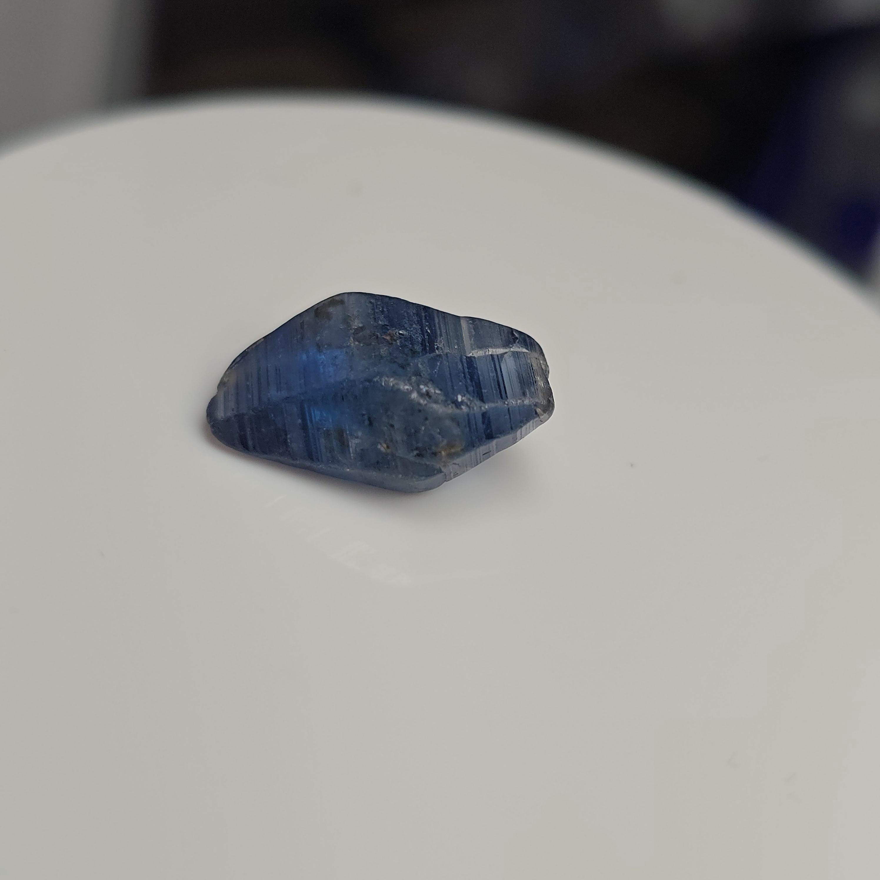 ベトナム天然サファイア　彫刻 天然サファイア結晶標本。7.65 カラットのブルーサファイア