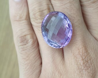 ユニークなカットの天然アメジスト、31.29カラット。両面同じカットで