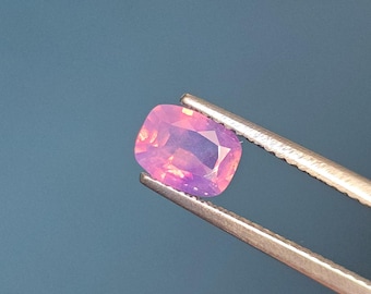 Natural Opalescent Kashmir Sapphire 1.00ct, Natural no heat, Pinkish purple, no treatment. Kashmir Sapphire. Collectors stone. CD1069