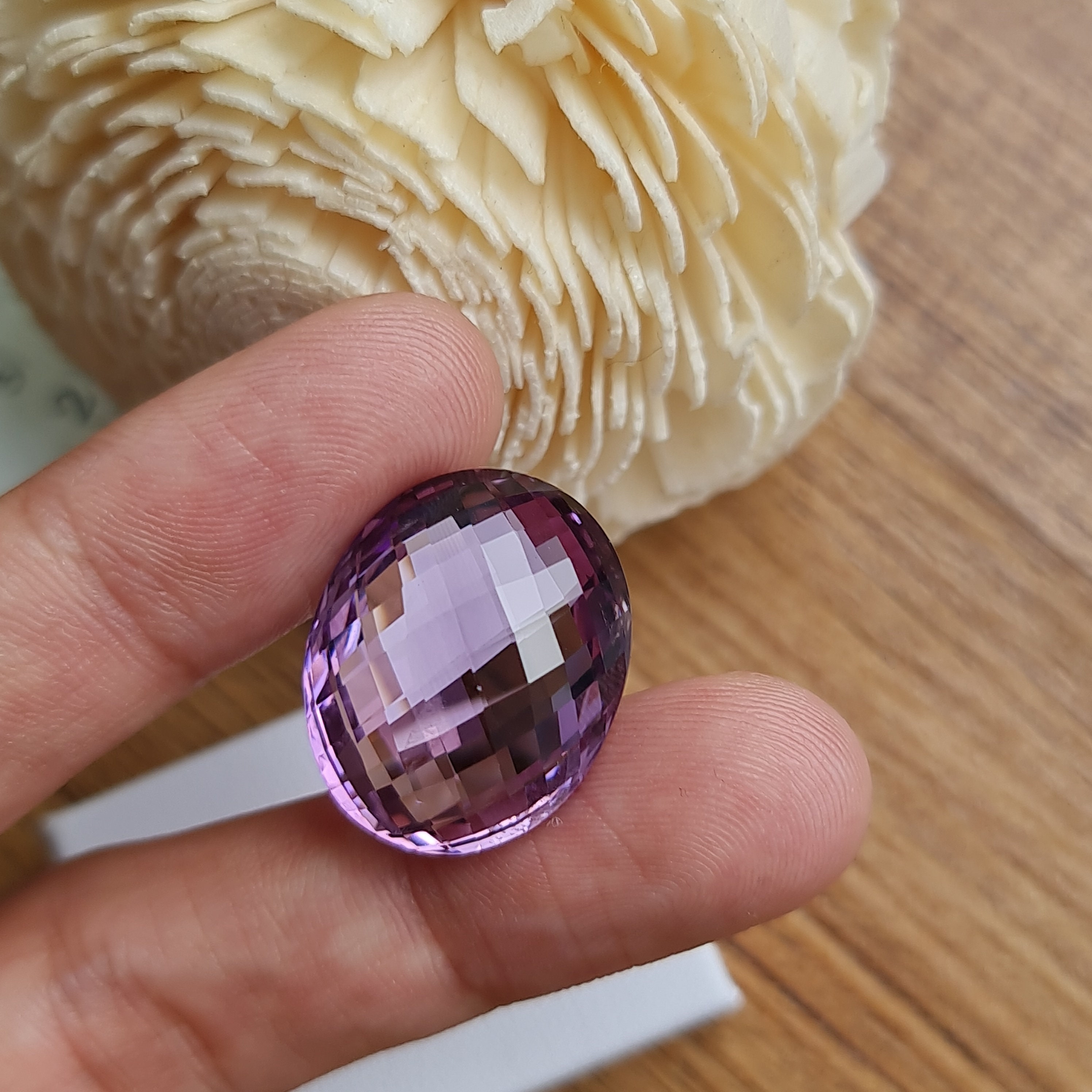 ユニークなカットの天然アメジスト、31.29カラット。両面同じカットで
