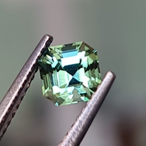Piedra preciosa de turmalina verde intenso: 0,94 ct, corte esmeralda cuadrado, sin tratar