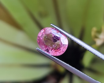 Levendig roze Spinel 2,91 kt natuurlijk, geen behandelingen. Kussenvorm. Cd1438