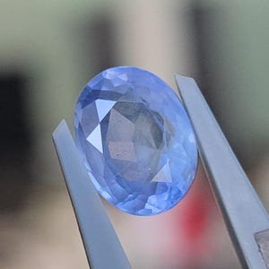 Blauer Saphir, natürlicher Edelstein. 308ct. Eisblaue Farbe. Ovale Form. Keine Behandlung. SAP32