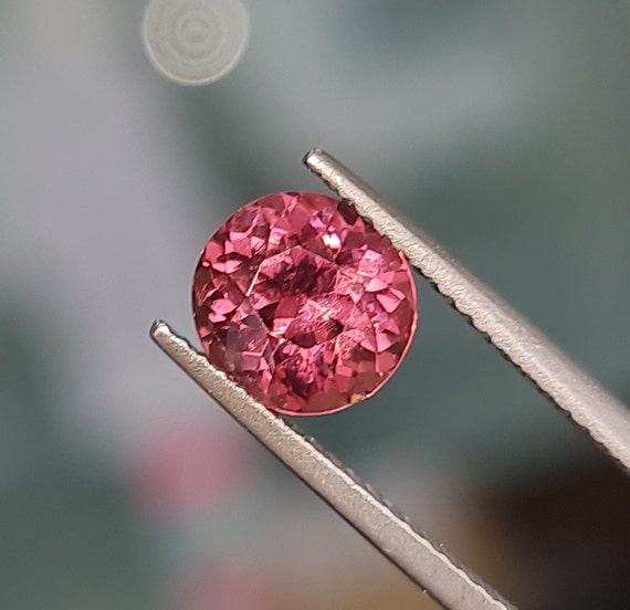 2.19カラットの天然マラヤガーネット：鮮やかなピンクオレンジのカラー