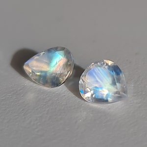 Paar regenboogmaansteen gefacetteerde peer: natuurlijke edelsteen (2,05 kt)