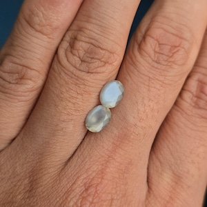 Paar gefacetteerde ovale regenboogmaansteen: natuurlijke edelstenen, 2,38 kt